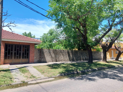 Casa De 3 Ambientes Con Local Y Gran Parque En Zapata Al 700, Banfield Oeste