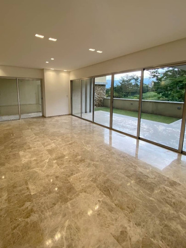 Imagen 3 de 15 de Yosmar & Fernando Venden Town House En Cumbres De Guataparo. Foth-