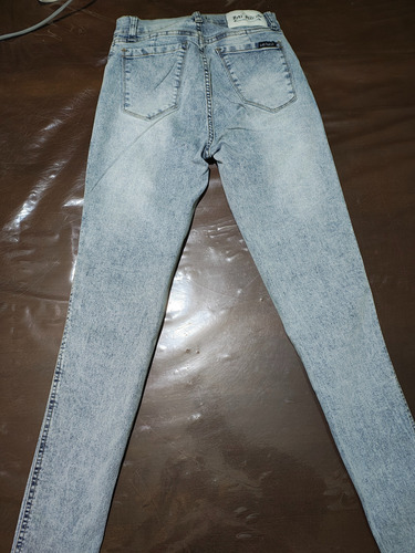 Pantalón Jean Elastizado Con Strass Gris Marca 'las Locas'