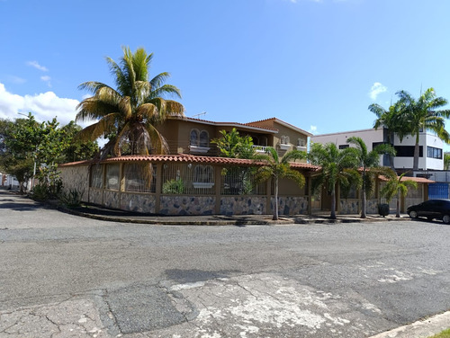 Casa En Venta En Valles De Camoruco Calle Cerrada Mcc