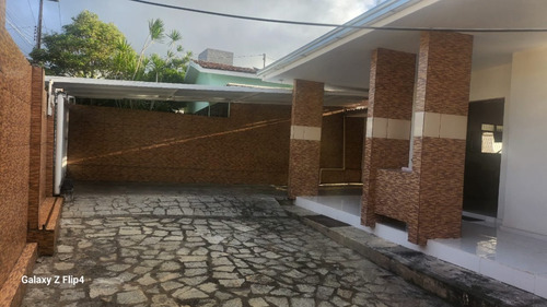 Casa Gradeada Com 5 Quartos (1 Suíte), Bem Localizada E Bem Ventilada. Reformada.