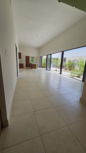 Casa Jardines De Una Planta De 4 Recamaras En Venta, Cholul.