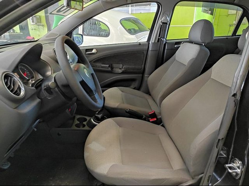 Imagem 8 de 16 de Volkswagen Voyage 1.6 Mi Trendline 8v 2010