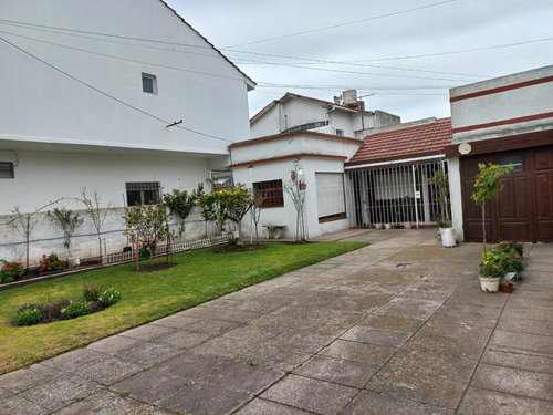 Casa 3 Ambientes Con Garaje Y Parque, A Reciclar Parcialmente, En Barrio Santa Monica