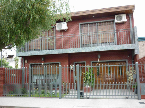 Chalet De Dos Plantas Sobre Nogoyá Al 1600, Banfield