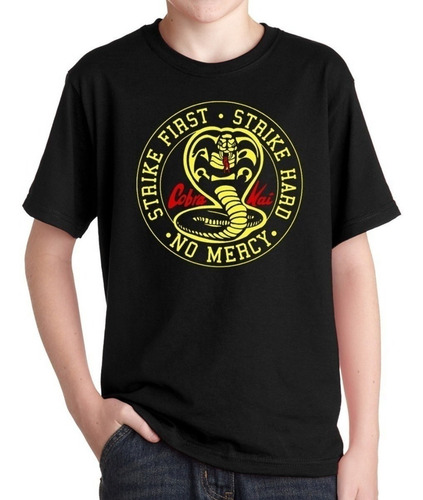 Imagen 3 de 3 de Polera Estampada Cobra Kai Serie Strike First Hard No Mercy