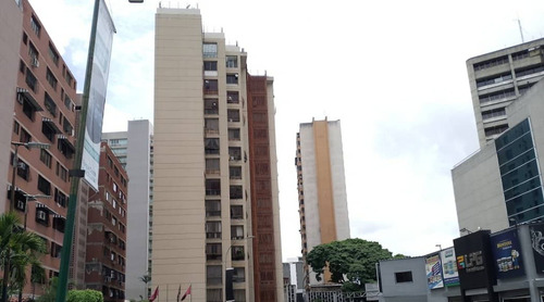 Alquiler De Oficina; Compuesta Por Dos Cubículos Y Pequeña Recepción, Ideal Paa Area Administrativa Y Médicos !