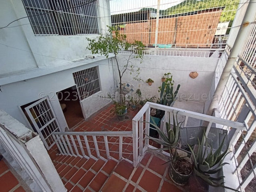 Casa En Venta De 3 Niveles La Cooperativa Maracay 25-15196 Apd