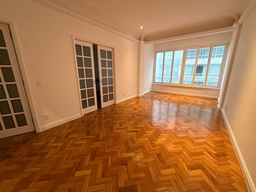 Amplo Apartamento Com Vista Para O Mar Em Copacabana 133 M², 3 Quartos E Conforto Total!