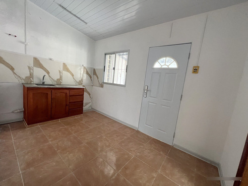 Alquiler De Hermoso Apartamento Punta De Rieles, Tipo Casita, Lugar Para 2 Autos, 1 Dormitorio, Patio, Sin Gastos Comunes, A Nuevo!! Muy Segura