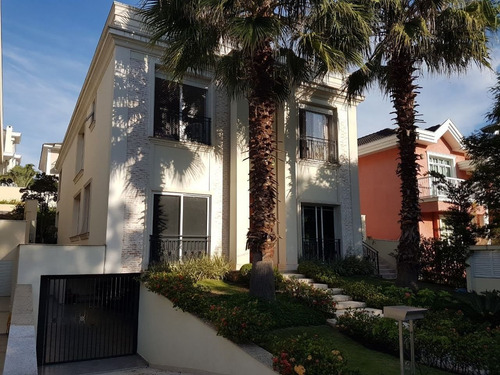 Casa No 18 Do Forte - Venda - 600m2, 5 Dormitorios Sendo 4 Suites, 4 Vagas, Piscina, Sala De Tv Com Home Theater - Cncr0010