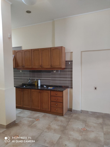 Imagen 4 de 14 de Vendo Casa Con Cochera 9 Autos ( La Comercial )
