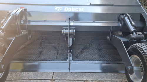 Trator Limpa Praia, Bobcat, Mod. T590, Para Locação Imediata