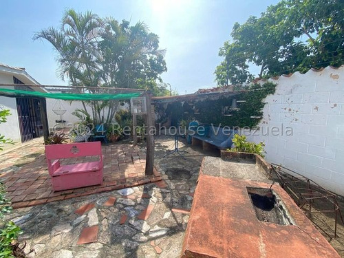 Naudy Escalona & Maribel Morillo Asesores Inmobiliarios De Rentahouse Venden Fabulosa Casa En Excelente Zona De Cabudare