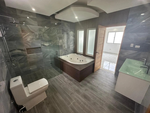 Vendo Moderna Casa Con Picuzzi De 3 Niveles En San Isidro - Brisa Oriental