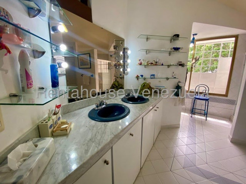 Hermosa Y Amplia Casa Quinta, De 3 Niveles, Ubicada En Una De La Mas Exclusivas Zonas Del Norte De Valencia, El Parral, Amplio Jardín Con Parrillera, Piscina Y Área Social Techada