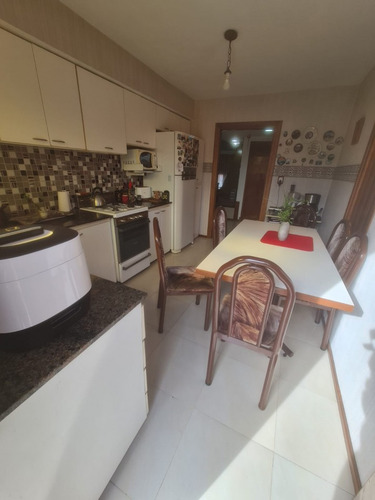 Chalet 4 Ambientes Con Parque. Barrio San Cayetano.