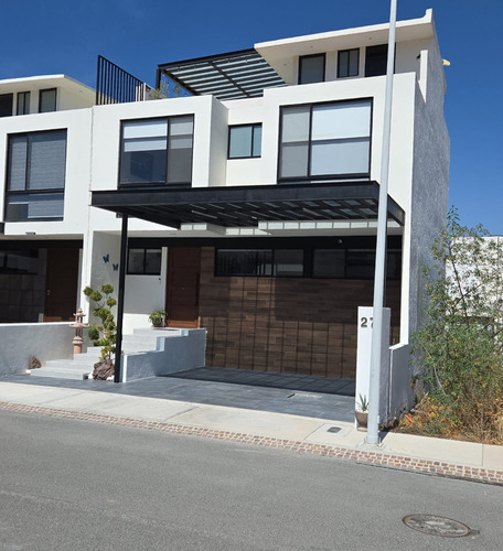 Casa En Venta Con Espacios Amplios (trato Directo)