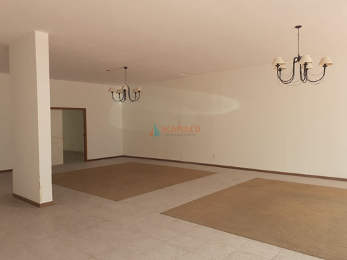 Local En Venta Zona Peninsula- Ref: 3866
