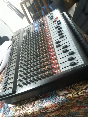 Consola Potenciada Behringer Europower Pmp6000 20 Canales (Usado)