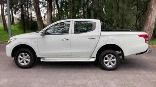 Imagen 9 de 15 de Mitsubishi L200 2017 4p Doble L4/2.5/t Diesel Man 4x4