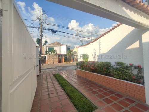 Casa En Venta Urb Andres Bello Maracay Impecable Con Magnifica Terraza Zona Norte Muy Segura Kg