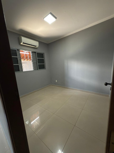Casa Com 2 Dormitórios, Sala, Cozinha E Banheiros