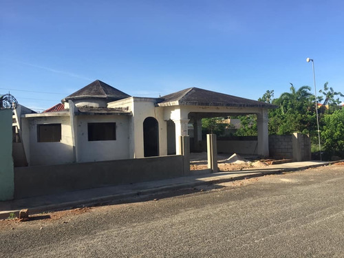 Casa Ubicada En El Residencial Las Palmas, La Romana.