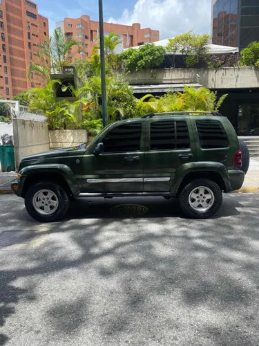 Jeep Cherokee Libertad 4x4 liberty verde militar Jeep Cherokee Libertad 4x4
