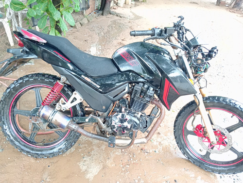 Motocicleta Negra, Con Detalles Estéticos, Motor Al 100