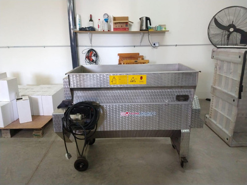 Bodega En Venta - 9 Dormitorios 4 Baños - Cocheras - 85.039mts2 - San Rafael, Mendoza
