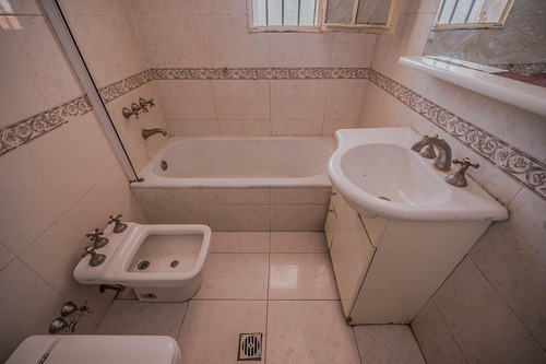 Venta Casa Olivos Vicente Lopez 4 Ambientes Con Dependencia Garage Patio Jardin Parrilla