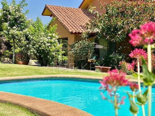 Casa En Venta De 4 Dormitorios En La Reina