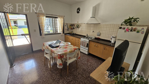 Venta De Casa De 5 Ambientes Con Cochera Y Quincho En Wilde