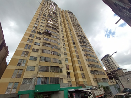 Apartamento De  69 Mts2 Con Puesto De Estacionamiento En Venta - Centro De Caracas 