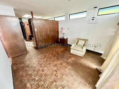 Casa Original De Frutos Vivas De Los Anos 60 En Venta En Colinas De Bello Monte 24-18460