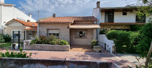 Imagen 1 de 3 de Venta / Chalet En Ph 3 Ambientes Con Quincho / Parque Luro