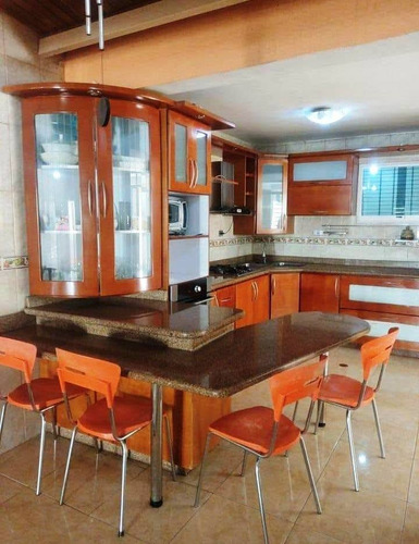Venta Hermosa Casa En Urb. Agua Sal, Ciudad Alianza.