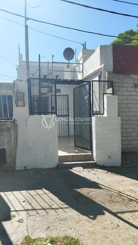 Cómodo Apartamento De Un Dormitorio Con Entrepiso Funcional En Brazo Oriental.-