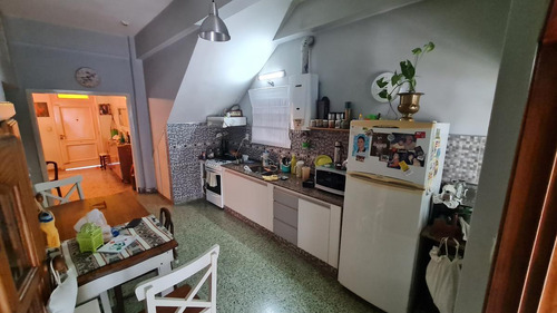 Casa En Lote De 10 X 50, 3 Ambientes, Garage Pasante Y Fondo Libre Parquizado