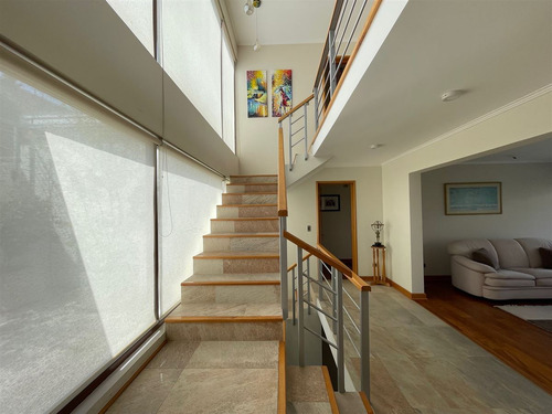 Moderna Casa Con Espectacular Vista A La Cordillera