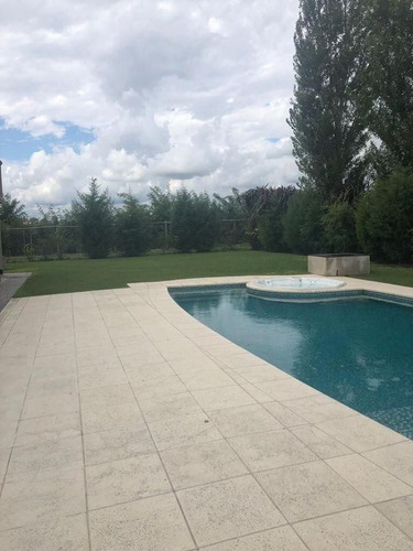 Venta Hermoso Chalet 5 Ambientes En Country La Concepcion