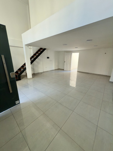 Local En Alquiler, Frente, Vidriado, Patio, Baño, 2 Plantas