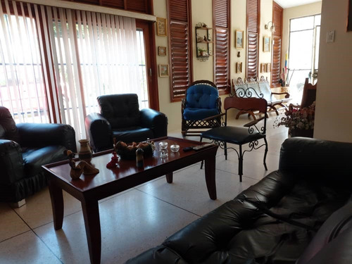 Bella Casa En Venta En Barrio Sucre, De 640 M2