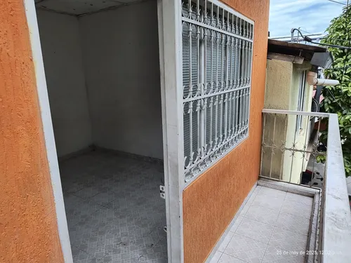 Casa Rentable Con 2 Apartamentos Y Un Local