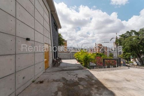 Casa Para Remodelar De Multiples Niveles En Venta Ubicada En Chaguaramos 25-17638