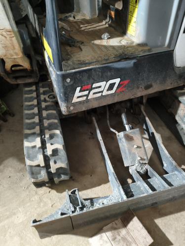 Locação Mini Escavadeira Yanmarsv08 Ou Carregadeira Bobcat