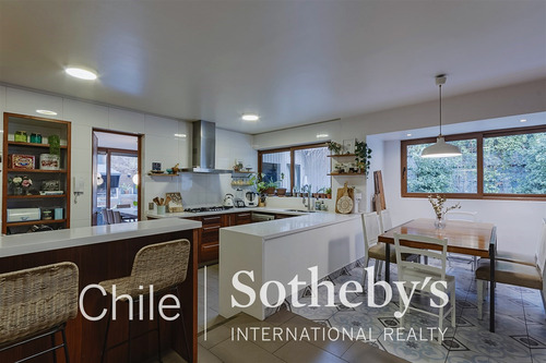 Estupenda Casa Remodelada En Vitacura, Excelente Ubicación.