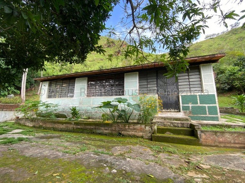 Casa En Venta Urbanización El Castaño Maracay Estado Aragua. Mls. 24-6347. Ejgp