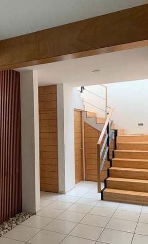Venta De Casa En Centro Sur, Claustros Del Sur, 4 Recamaras, 4.5 Baños, Jardín